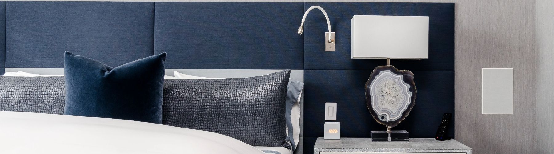 Tranquil blue bedroom flooring and decor ideas